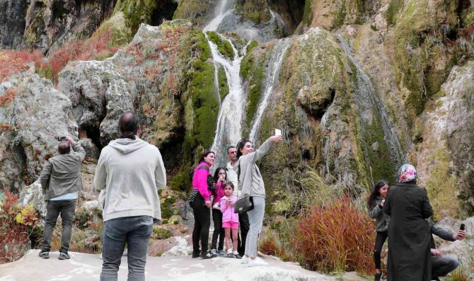 Girlevik Şelalesi Her Mevsim Ziyaretçilerini Ağırlıyor