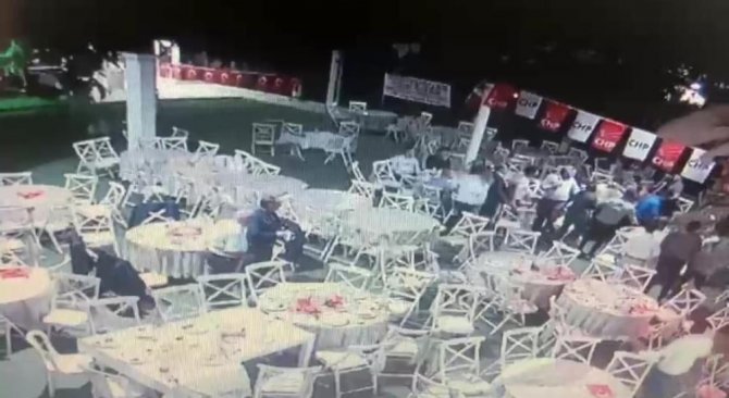 Chp’deki Yumruklu Saldırının Ardından Toplu İstifa