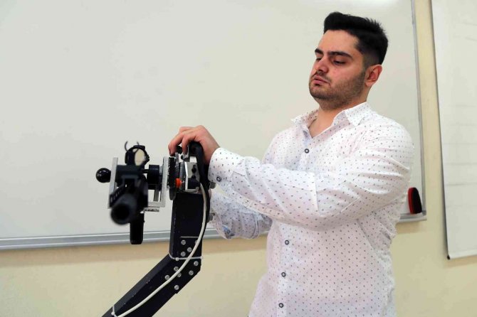 Üniversite Öğrencisi Tasarladığı ‘Dijital Nöbetçi’ İle Takdir Topladı