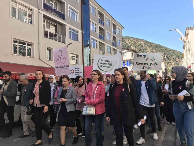 Gümüşhane’de Meme Kanserine Farkındalık Oluşturmak İçin Yürüdüler