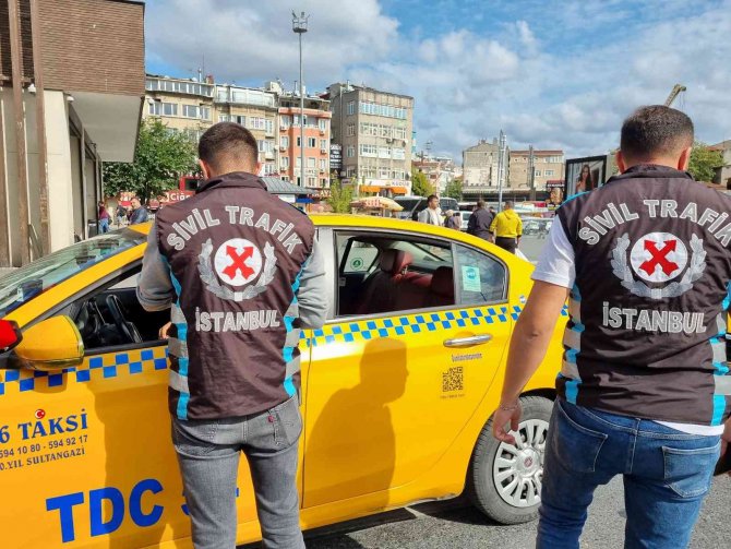İ̇stanbul’da Yolcu Seçen Taksici Gazetecilere Küfür Etti