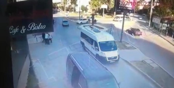 İ̇zmir’de Doktorun 3 Zanlı Tarafından Sopalarla Darp Edilmesi Kamerada