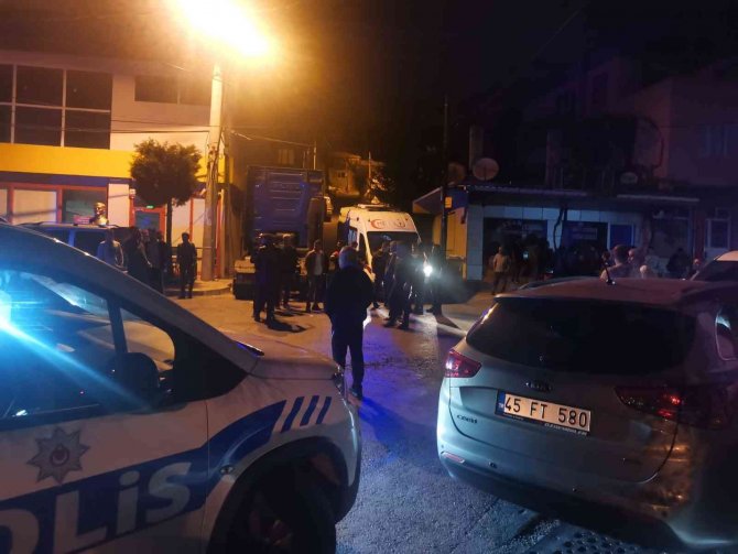 İ̇zmir’de Tartıştığı Kişilere Ateş Açan Şüpheli, Çatışma Ortasında Kalan Babasını Da Vurdu