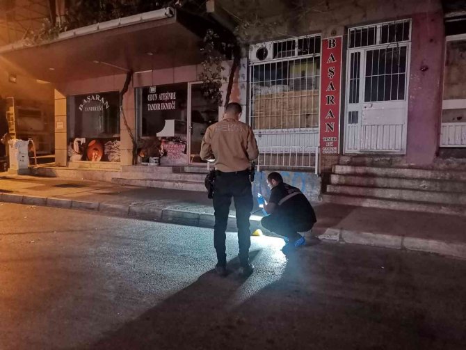 İ̇zmir’de Tartıştığı Kişilere Ateş Açan Şüpheli, Çatışma Ortasında Kalan Babasını Da Vurdu