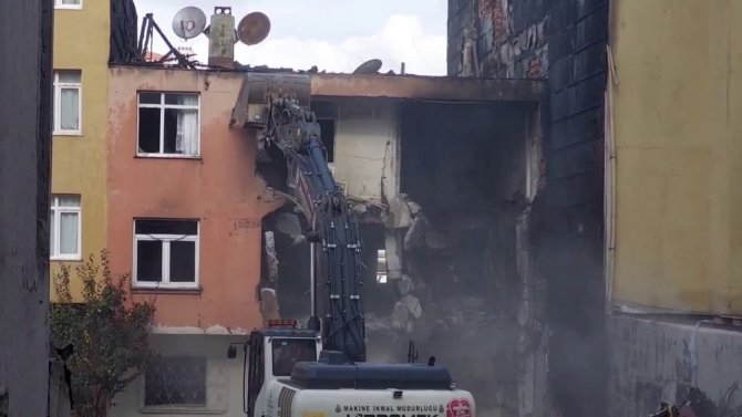 Kadıköy’de Patlamanın Yaşandığı Bina İş Makinesiyle Yıkılmaya Başlandı