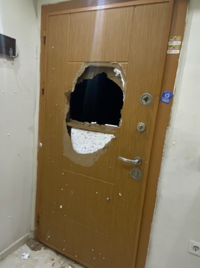 Esenyurt’ta Madde Bağımlısı Şahıs, Komşusunun Kapısını Piknik Tüpüyle Kırdı