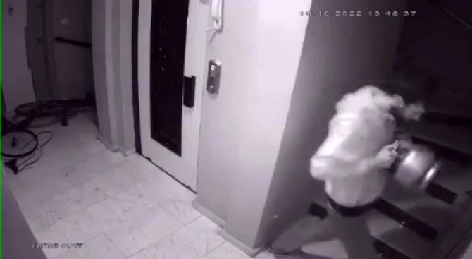 Komşusunun Kapısını Piknik Tüpüyle Kırdı