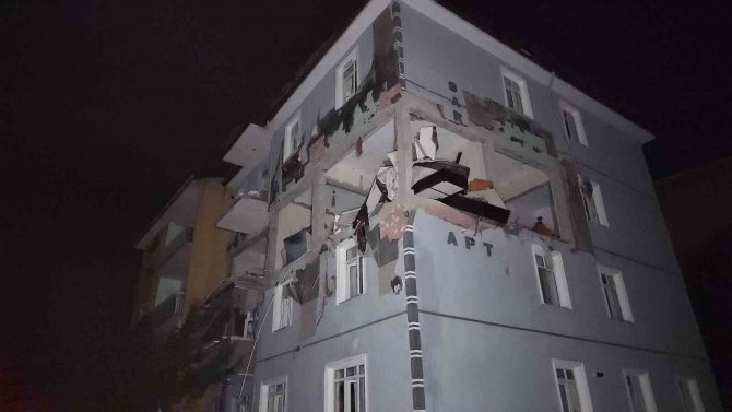 Karabük’te 4 Katlı Binada Doğal Gaz Patlaması: 1’i Çocuk 4 Yaralı