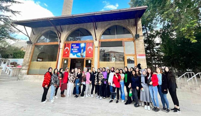 Gsb’ye Bağlı Yurtlarda Kalan Öğrenciler Karaman’ı Gezdi