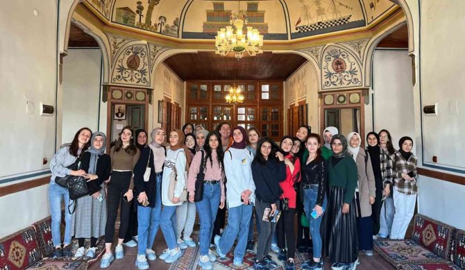 Gsb’ye Bağlı Yurtlarda Kalan Öğrenciler Karaman’ı Gezdi