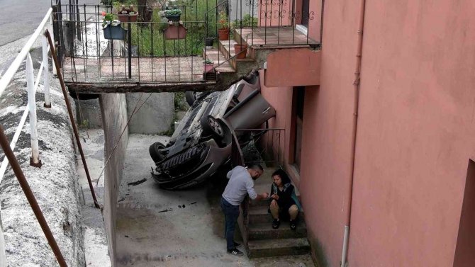 Direksiyon Hakimiyetini Kaybetti, Evin Bahçesine Uçtu