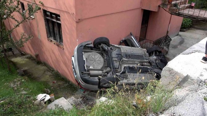 Direksiyon Hakimiyetini Kaybetti, Evin Bahçesine Uçtu