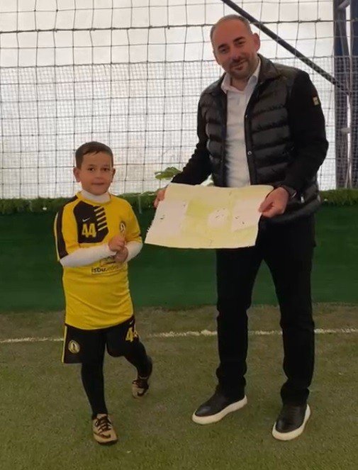 Hayalleri Gerçek Olan Minik Futbolcu Teşekkürünü Çizdiği Resimle Anlattı