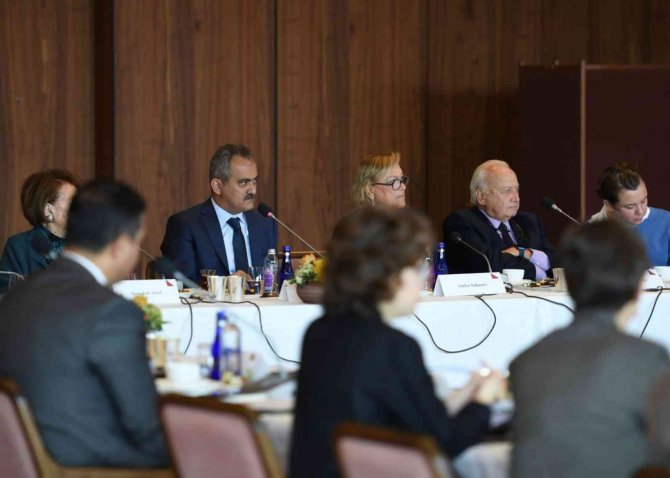 Bakan Özer, Eğitim Reformu Girişimi Yöneticileriyle Bir Araya Geldi