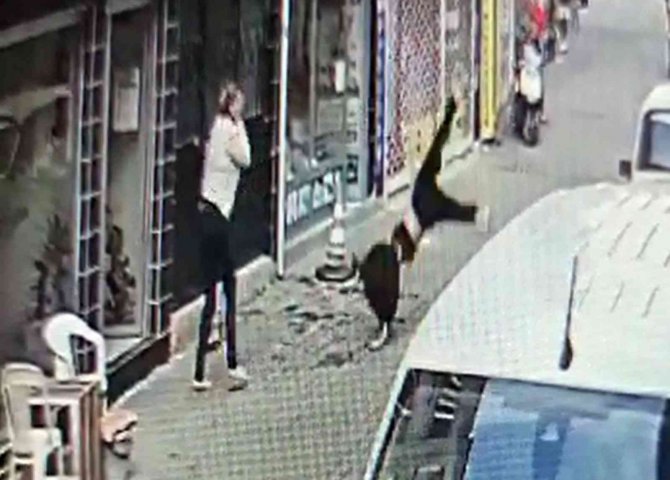 Metrelerce Yükseklikten Düşen Genç Kız Yaşam Savaşı Veriyor