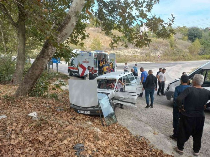 Yolcu Minibüsü İle Otomobil Çarpıştı: 2 Yaralı