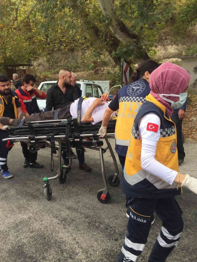 Yolcu Minibüsü İle Otomobil Çarpıştı: 2 Yaralı