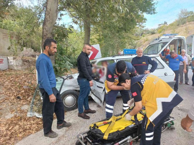 Yolcu Minibüsü İle Otomobil Çarpıştı: 2 Yaralı