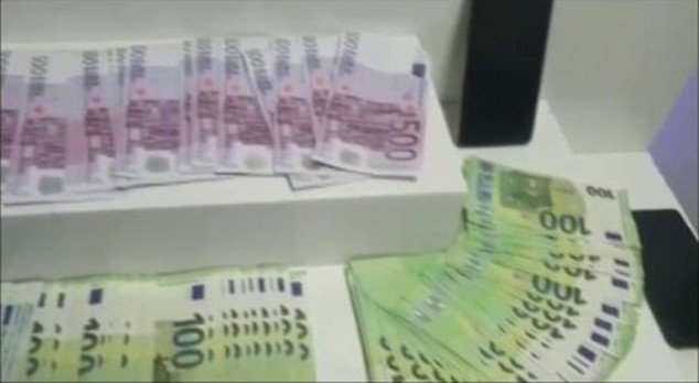 Yaşlı Kadını 28 Bin 500 Dolar Dolandırdılar, 190 Bin Euro İle Yakalandılar