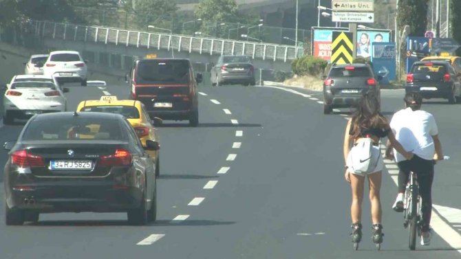 Sarıyer’de Patenli Ve Bisikletli Çiftin Tehlikeli Yolculuğu Kamerada