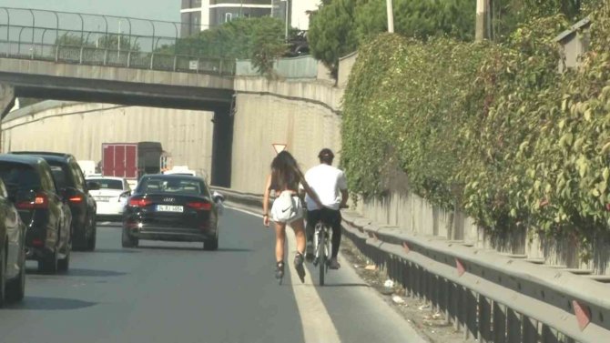 Sarıyer’de Patenli Ve Bisikletli Çiftin Tehlikeli Yolculuğu Kamerada