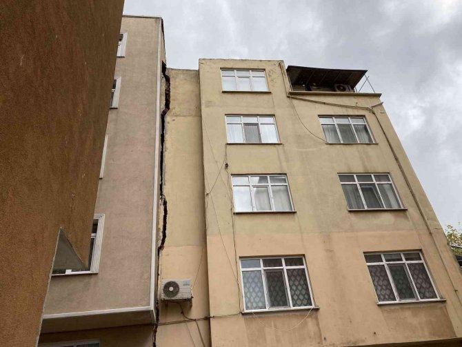 Sinop’ta Yıkılma Tehlikesi Oluşan Binada Çalışmalar Devam Ediyor