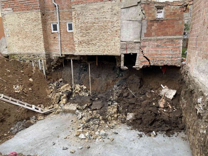 Sinop’ta Yıkılma Tehlikesi Oluşan Binada Çalışmalar Devam Ediyor