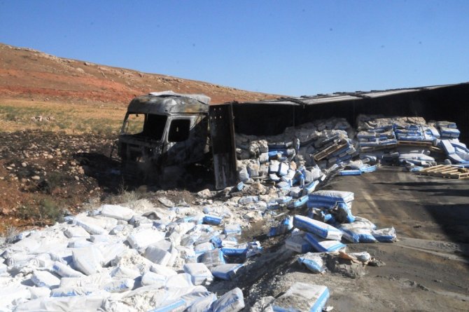 Şarampole Devrilip Yanan Tırdan Geriye Demir Yığını Kaldı