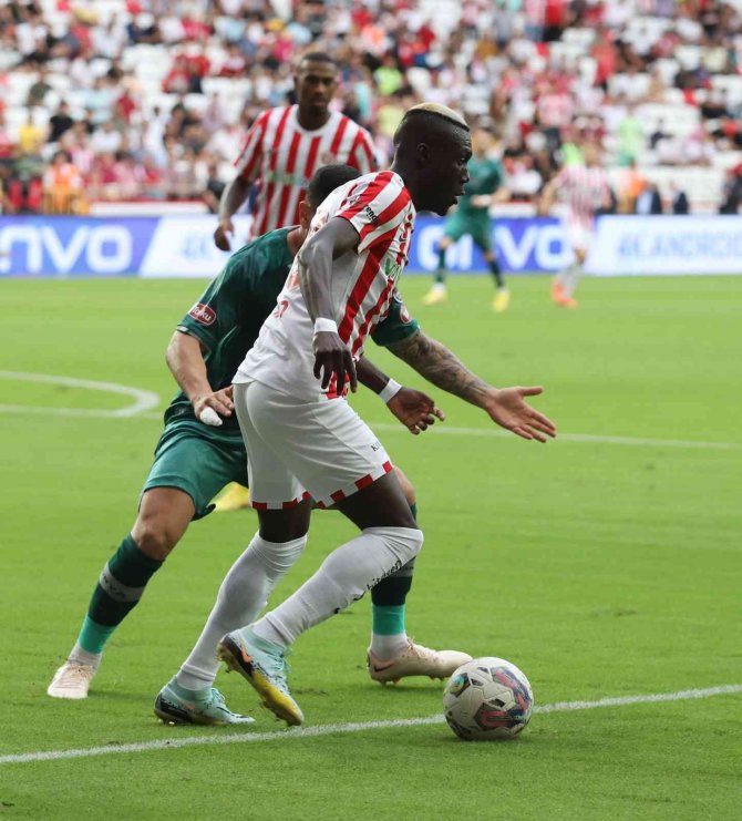 Antalyaspor’da Ndao, 5 Ay Sahalardan Uzak Kalacak