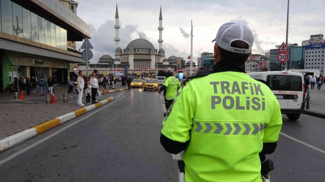 Ceza Yiyen Taksiciden Polise Küstah Tepki: "Bazen Size Yapılanları Hak Ediyorsunuz"