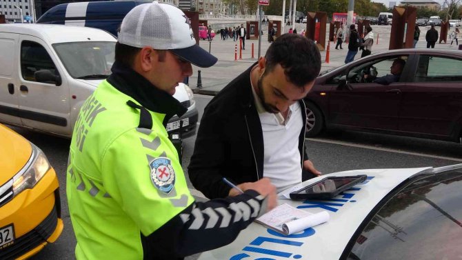 Ceza Yiyen Taksiciden Polise Küstah Tepki: "Bazen Size Yapılanları Hak Ediyorsunuz"