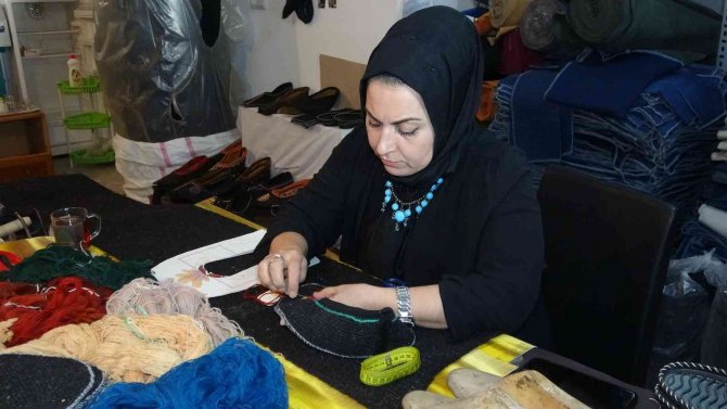 Van’ın Yöresel Ayakkabısı, Kadın Eliyle Gelecek Nesillere Aktarılıyor