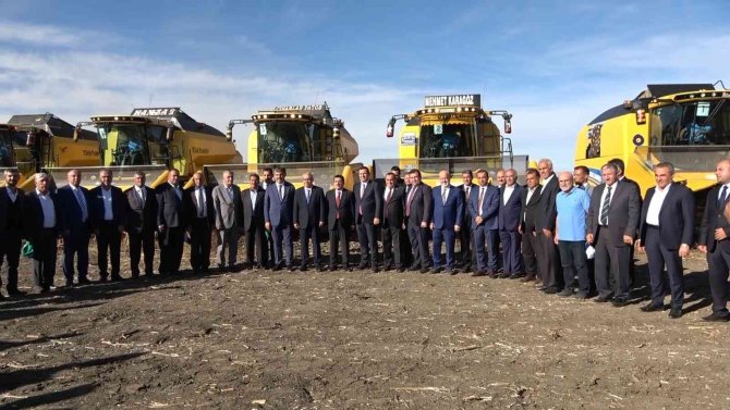 Tarım Ve Orman Bakan Yardımcısı Pakdil, Muş Ovası’nda Biçerdöverle Ayçiçeği Hasadı Yaptı