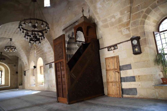 Dünyada İlk: 7 Asırlık Camide Raylı Minber