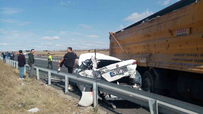 Hafriyat Kamyonunun Biçtiği Otomobil Hurda Yığınına Döndü: 1 Yaralı
