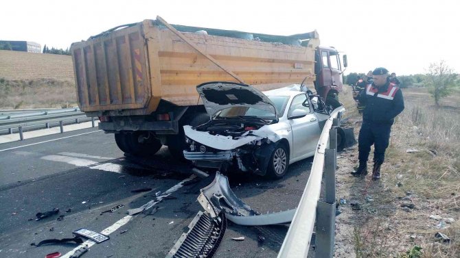 Hafriyat Kamyonunun Biçtiği Otomobil Hurda Yığınına Döndü: 1 Yaralı
