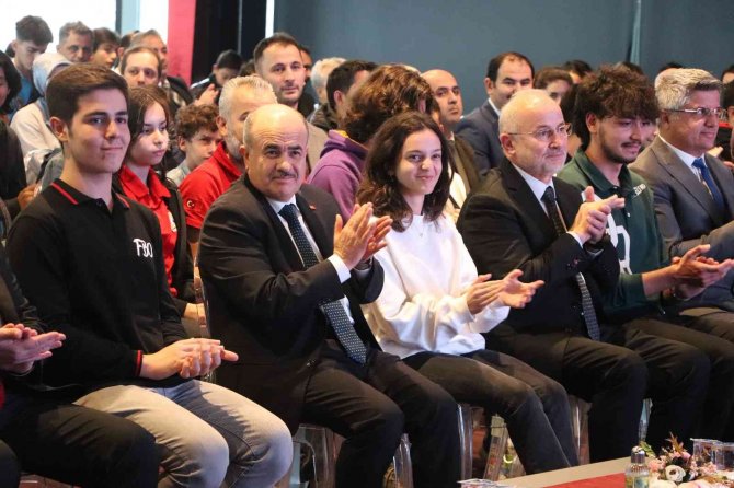Teknofest Karadeni̇z’de Dereceye Giren Öğrencilere Başarı Belgesi