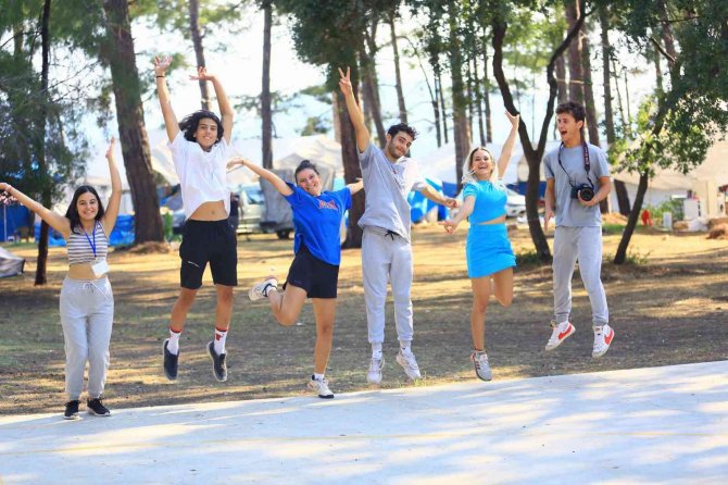 Üniversite Öğrencilere Büyükşehir Belediyesi Kampında Buluştu