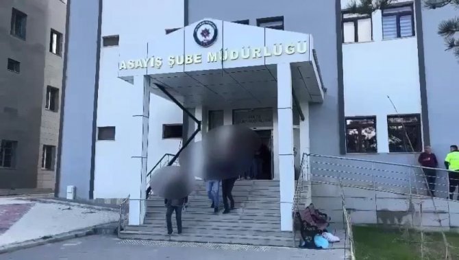 Haklarında 25 Yıl 10 Ay Kesinleşmiş Hapis Cezası Bulunan Biri Cezaevi Firarisi 2 Hükümlü Tutuklandı