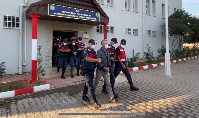 İ̇zmir’de Göçmen Kaçakçılığı Operasyonu: 5 Tutuklama