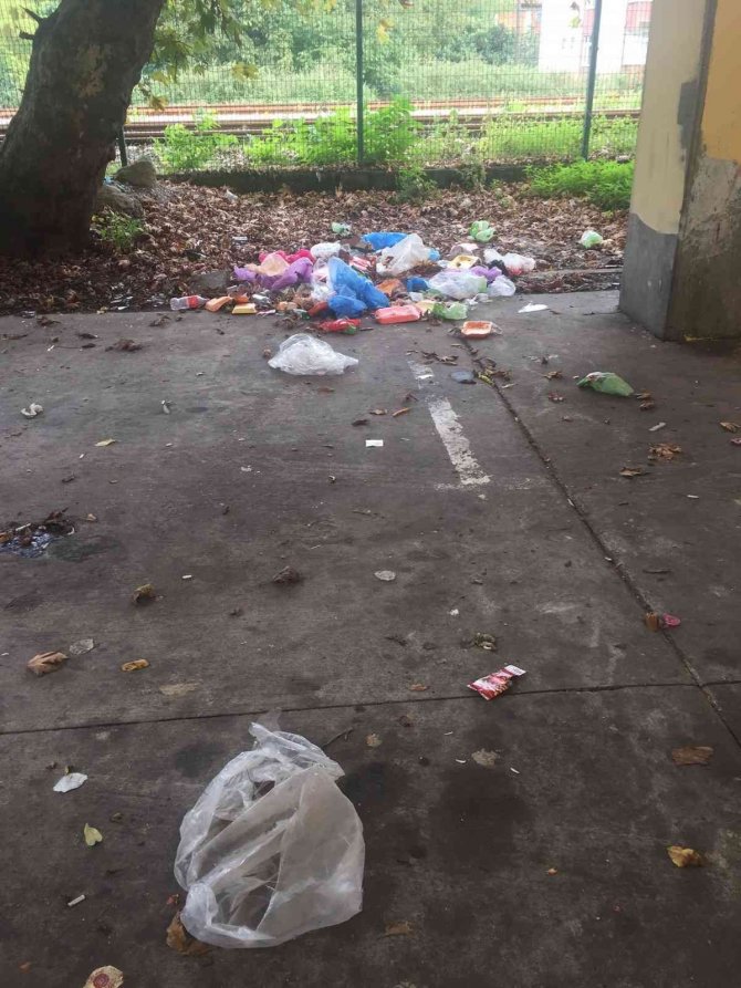 Chp’li Belediye Pazar Yerinde Çöpleri Unuttu