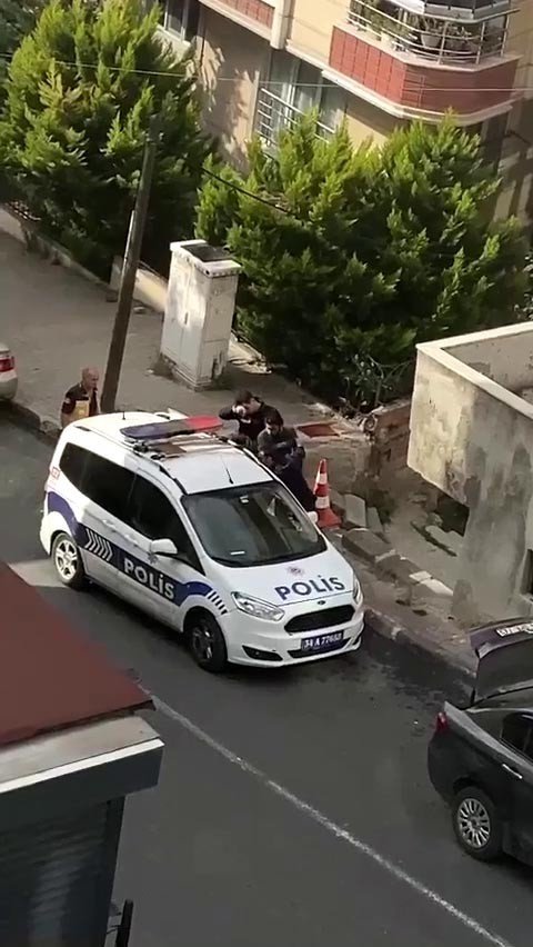Küçükçekmece’de Kaçak Göçmenlerin Yaşadığı Eve Polis Baskını