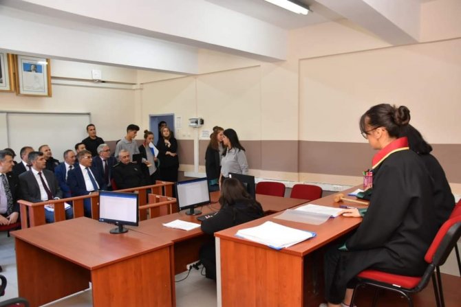 Vali Öğrencilerin Mahkemesine Katıldı