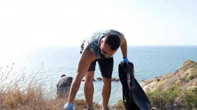 Gençler Karataş’ta Sahili Temizledi