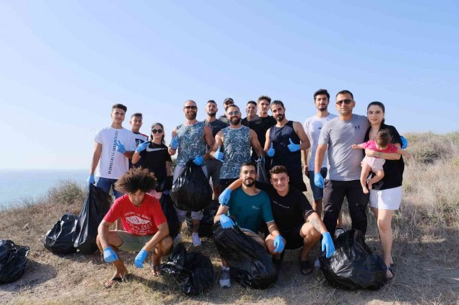 Gençler Karataş’ta Sahili Temizledi