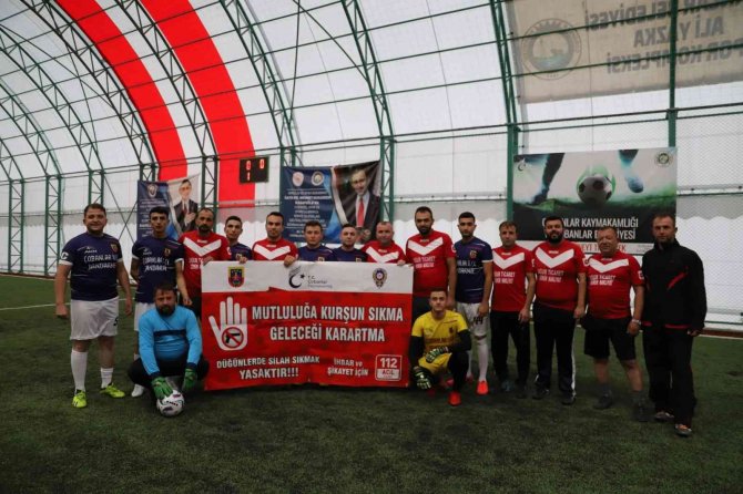 Jandarma Ve Sağlık Ekipleri Futbol Turnuvasında Kozlarını Paylaştı