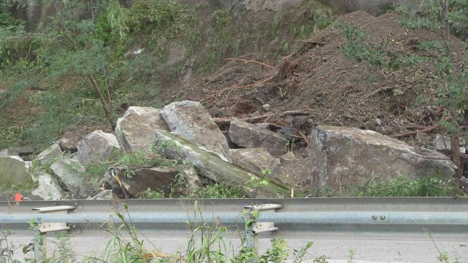 Heyelan Nedeniyle Kapanan Hopa-kemalpaşa Karayolu Trafiğe Açıldı