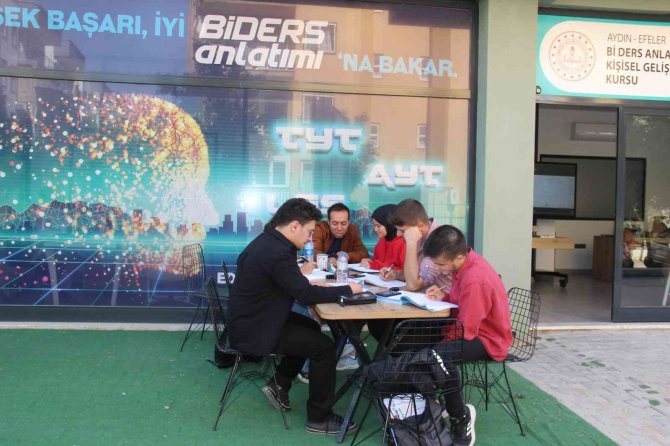 Bu Sistem Öğrenciyi Derse Değil, Dersi Öğrenciye Götürüyor