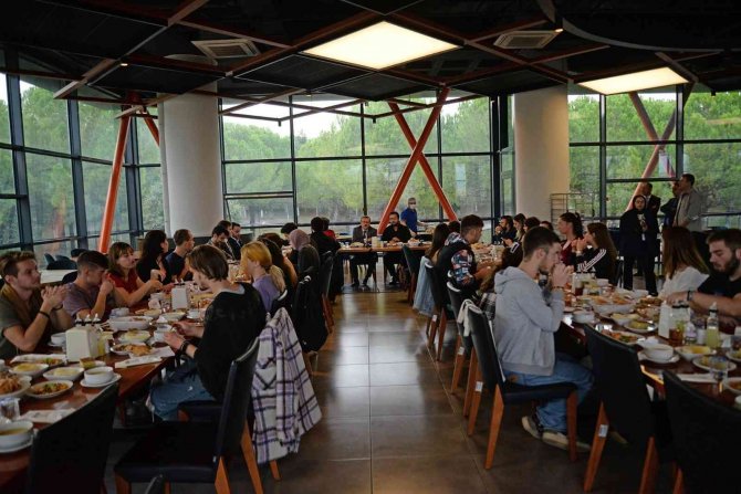 Rektör Kılavuz, Misafir Öğrencilerle Buluştu