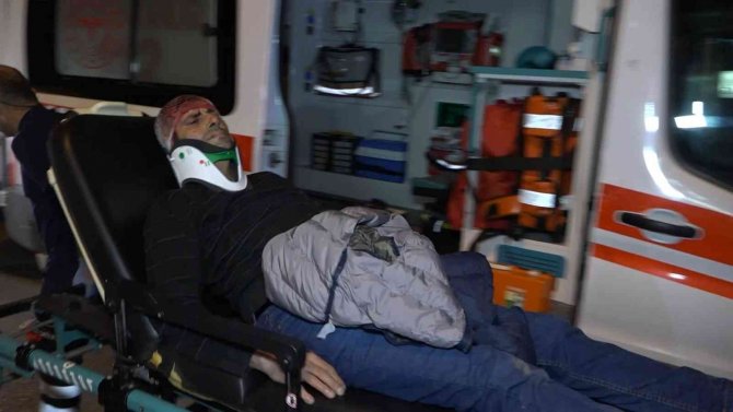 Kontrolden Çıkan Araç Ağaca Çarptı, Kapıdan Savrulan Sürücü Başından Yaralandı